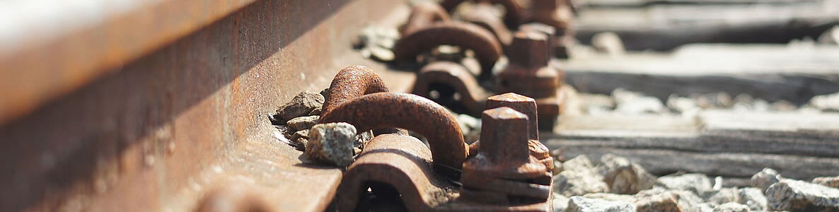 Schienenbefestigung mit Kleineisen beim Vorbild